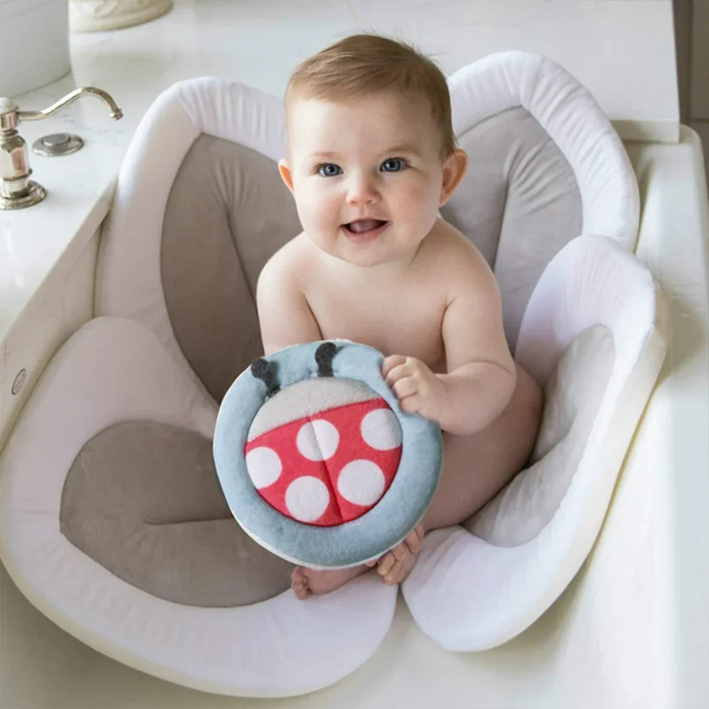 Coussin de Bain Bébé Fleur Sécurisé - Confort Optimal 0-6 Mois Bébé souriant confortablement installé sur le coussin de bain fleur Vracado, pour un moment de détente optimal.