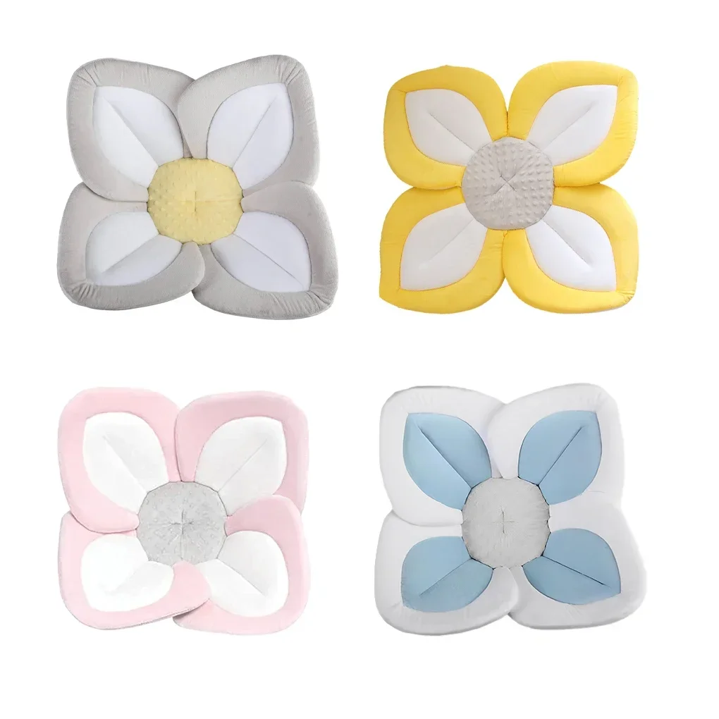 Coussin de Bain Bébé Fleur Sécurisé - Confort Optimal 0-6 Mois Coussin de bain fleur posé dans un évier, montrant sa polyvalence et sa facilité d
