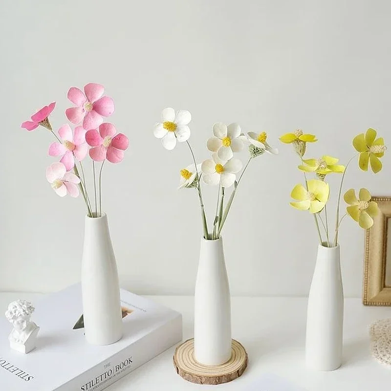 Vase en céramique blanc design nordique sur table basse