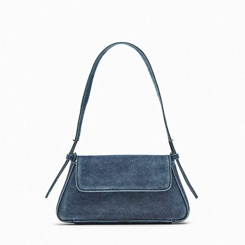 Sac Bandoulière Noir à Rabat Femme - Pochette Carrée Chic Quotidien Gros plan sur les finitions et le rabat du sac noir