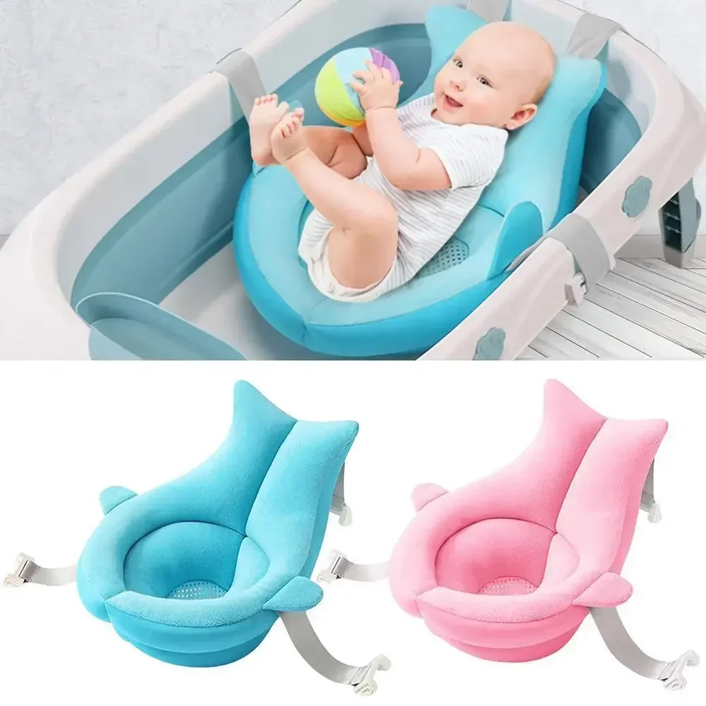 Un bébé souriant sur un coussin de bain flottant