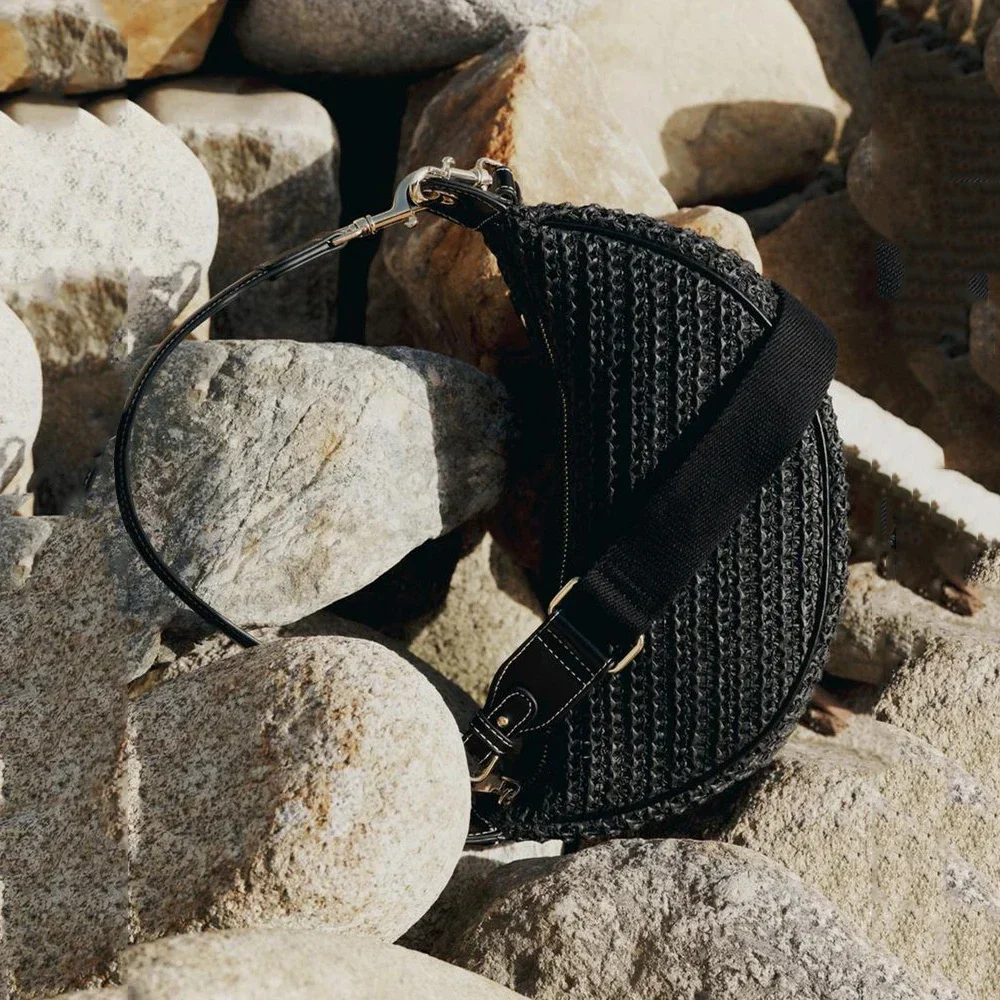 Sac à main en paille sur le sable de la plage