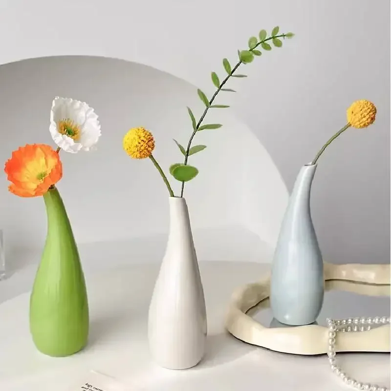 Vase en céramique blanc avec des fleurs séchées