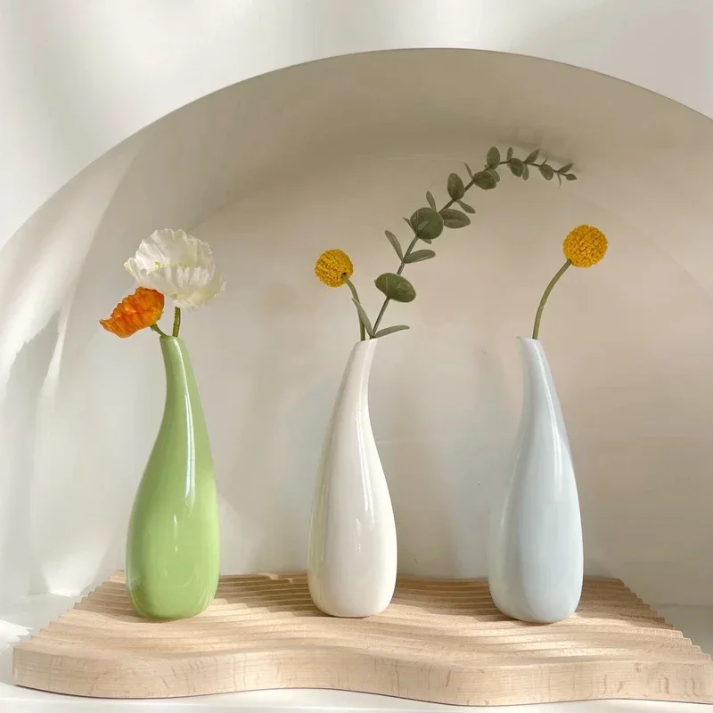 Gros plan sur un vase en céramique blanc avec une fleur unique