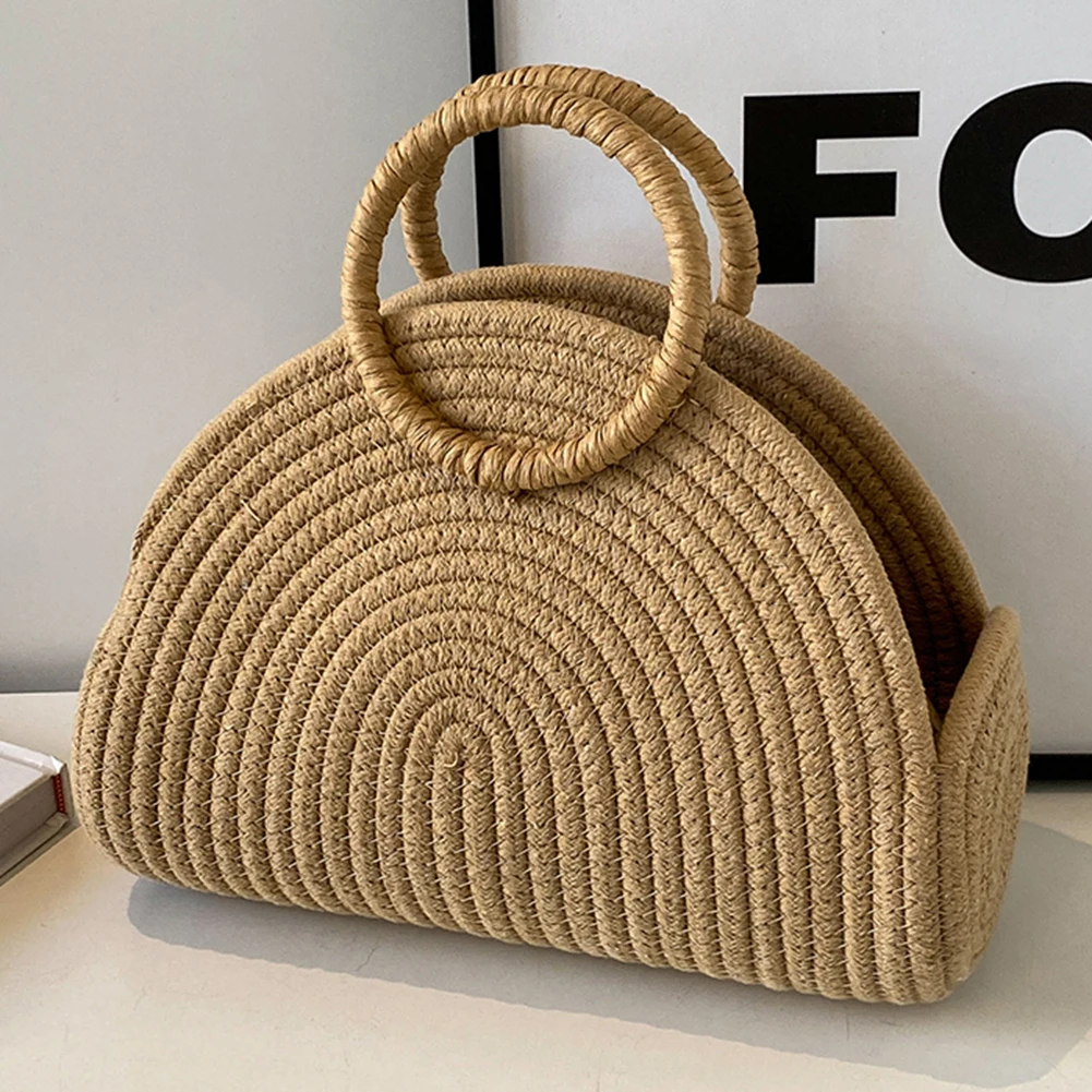 Sac à main tissé sur une tenue estivale