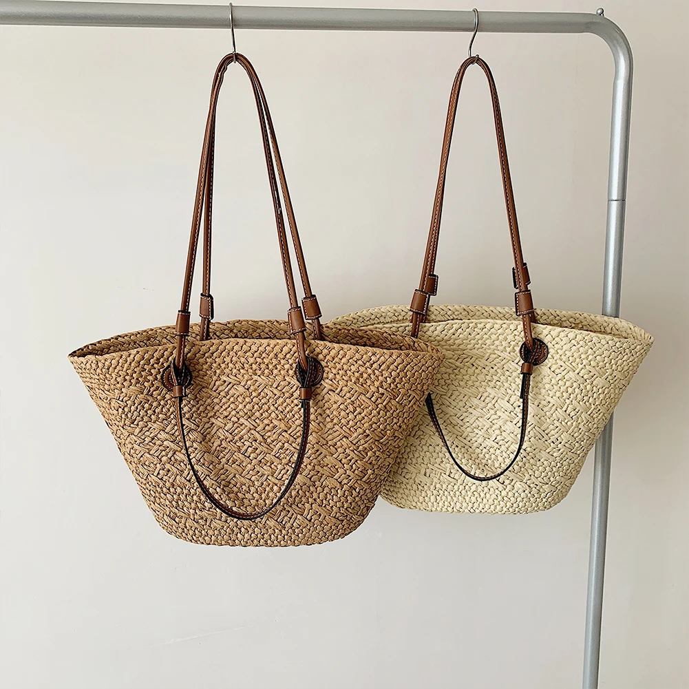 Femme portant un sac cabas élégant en ville