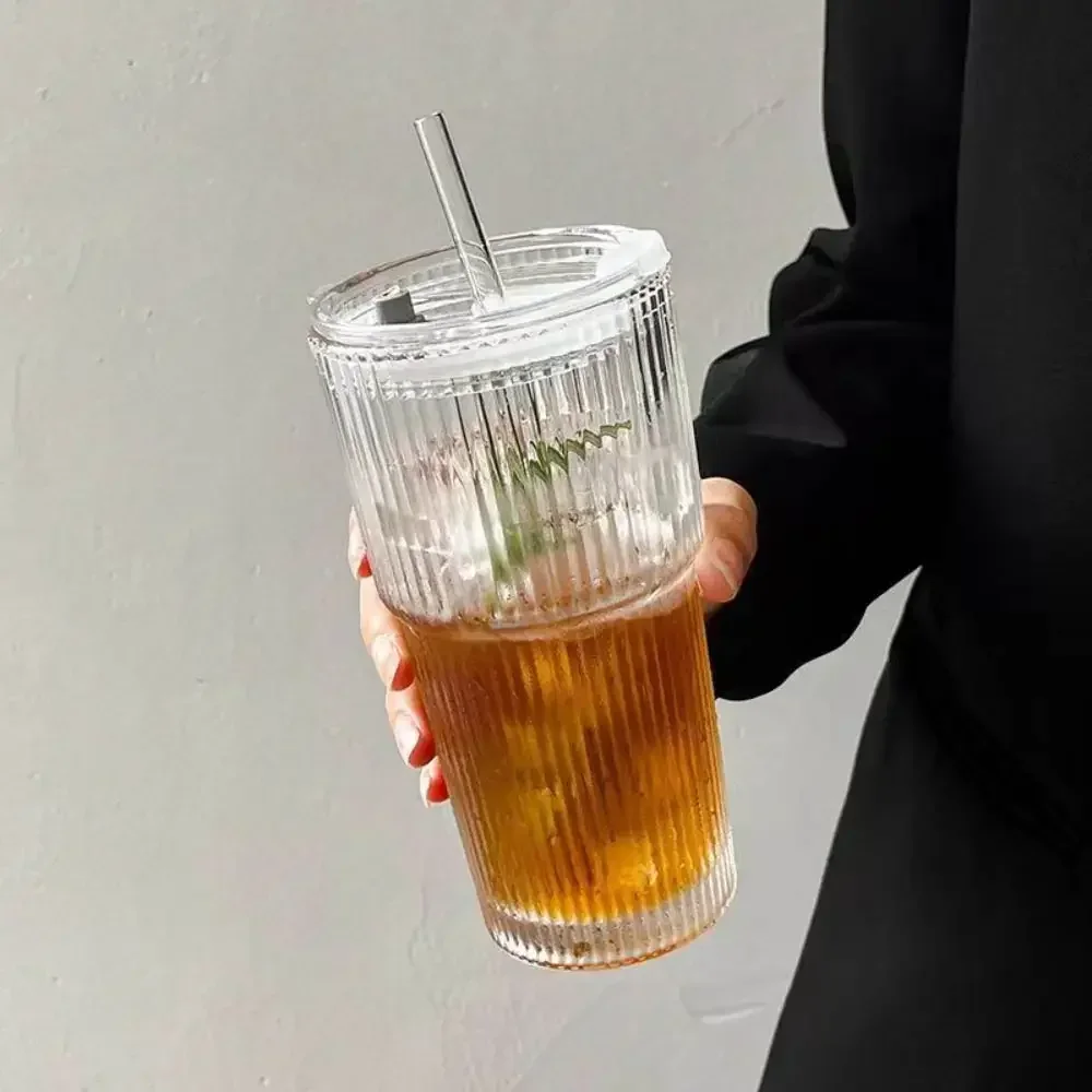Détail de la paille en verre et du couvercle de la tasse Vracado, faciles à nettoyer.