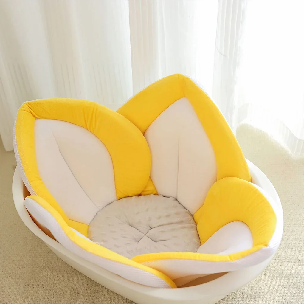 Coussin de Bain Bébé Fleur Sécurisé - Confort Optimal 0-6 Mois Coussin de bain bébé fleur vu de dessus, montrant sa conception ergonomique et ses couleurs vives pour un soutien parfait.