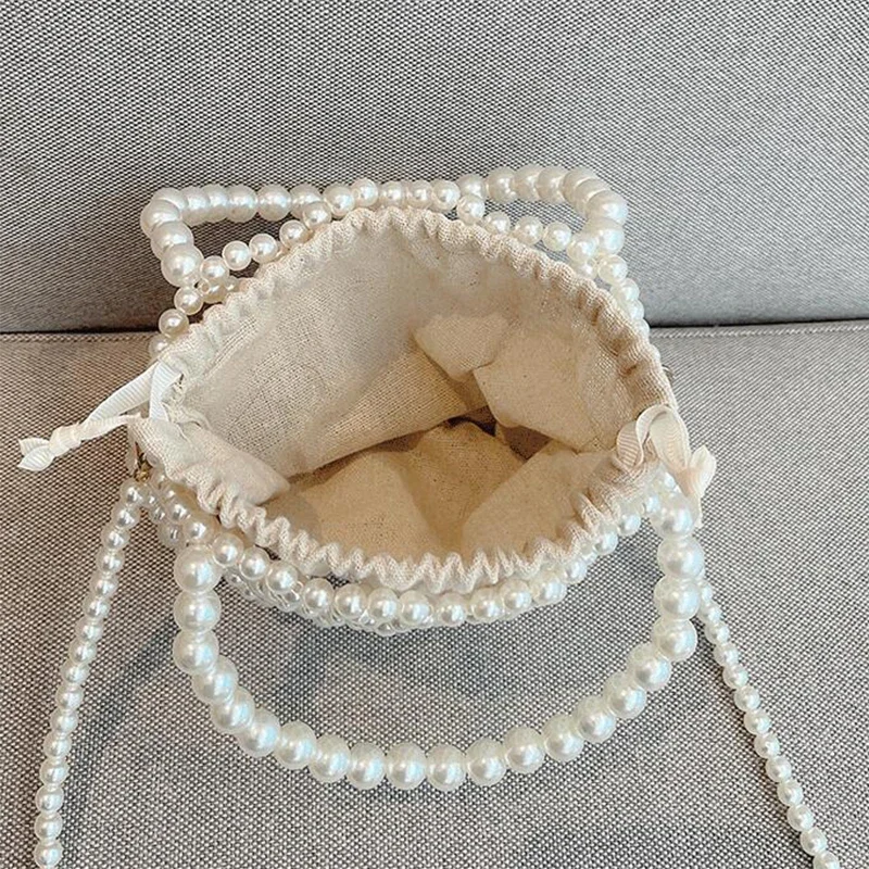 Femme portant le sac panier bohème en ville