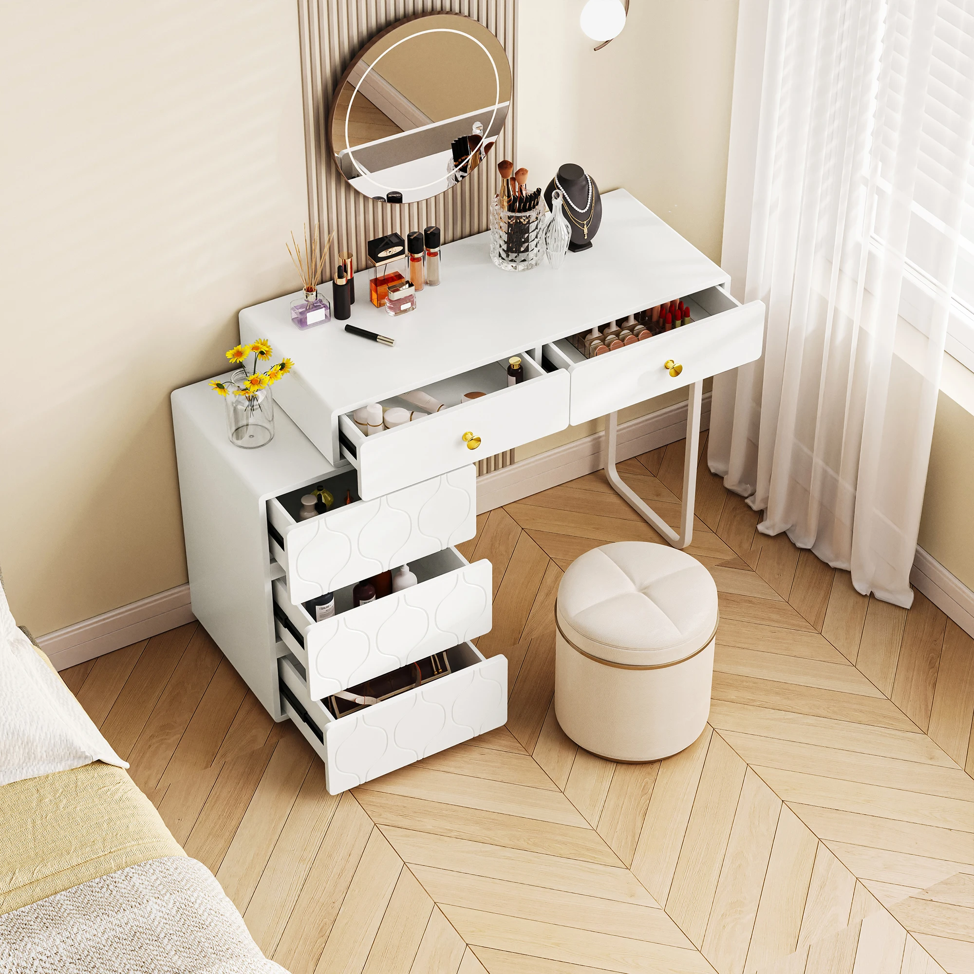 Coiffeuse Moderne Modulable 5 Tiroirs - Design Ondulé Blanc Ambiance avec coiffeuse blanche et accessoires décoratifs