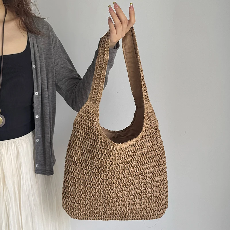 Femme portant un sac à main en paille sur l