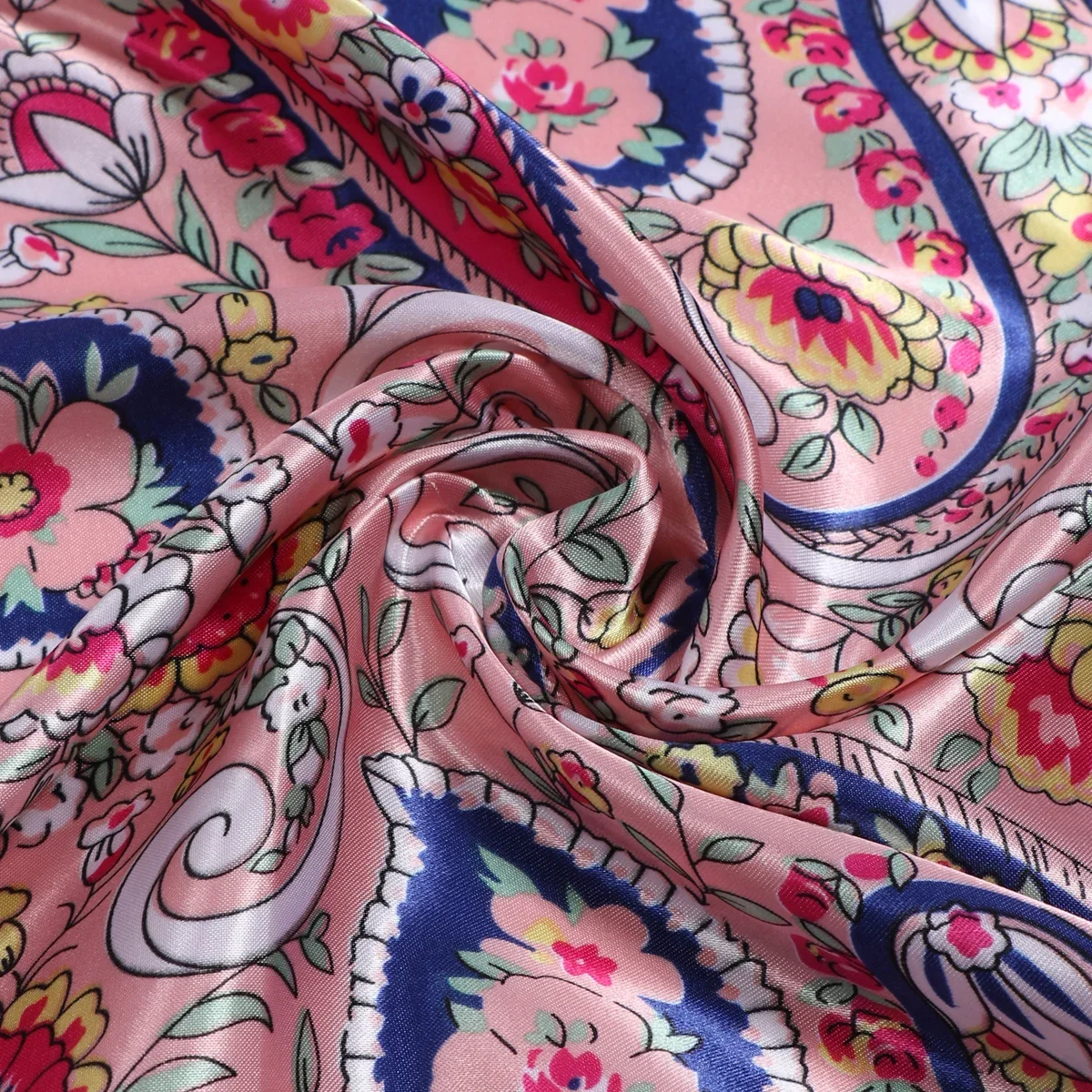 Gros plan sur la texture douce du foulard effet soie