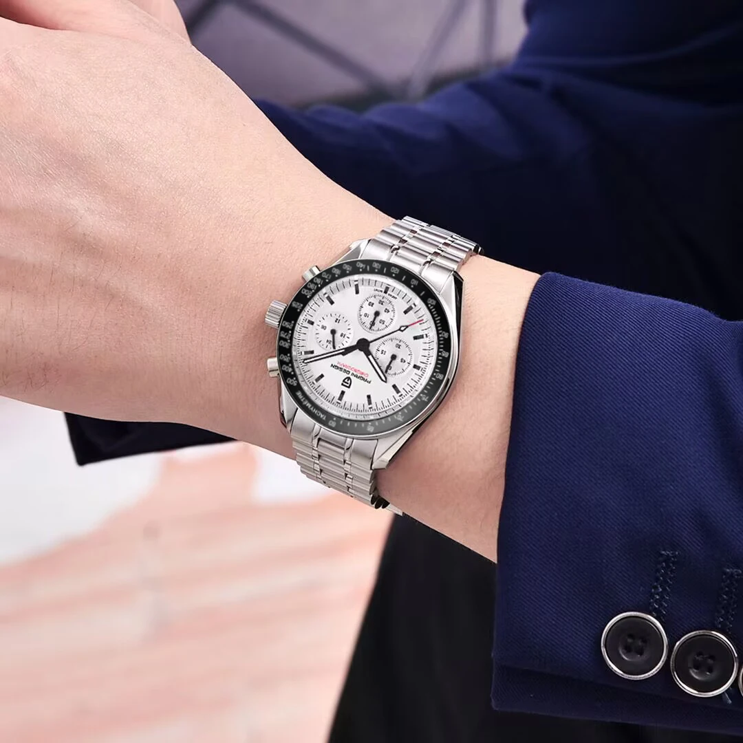 Gros plan du cadran lumineux de la montre Pagani Design