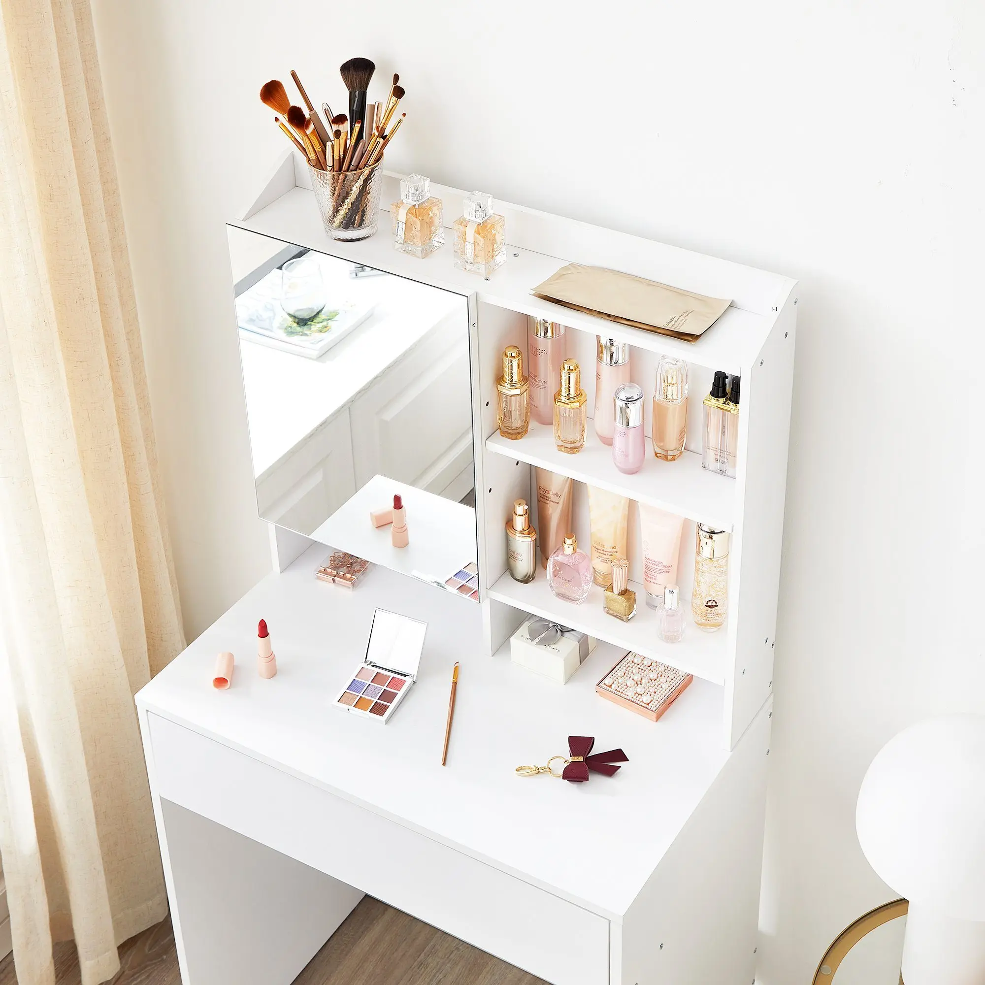 Coiffeuse VASAGLE avec Miroir & Rangements - Blanc Élégant Coiffeuse VASAGLE blanche moderne dans une chambre