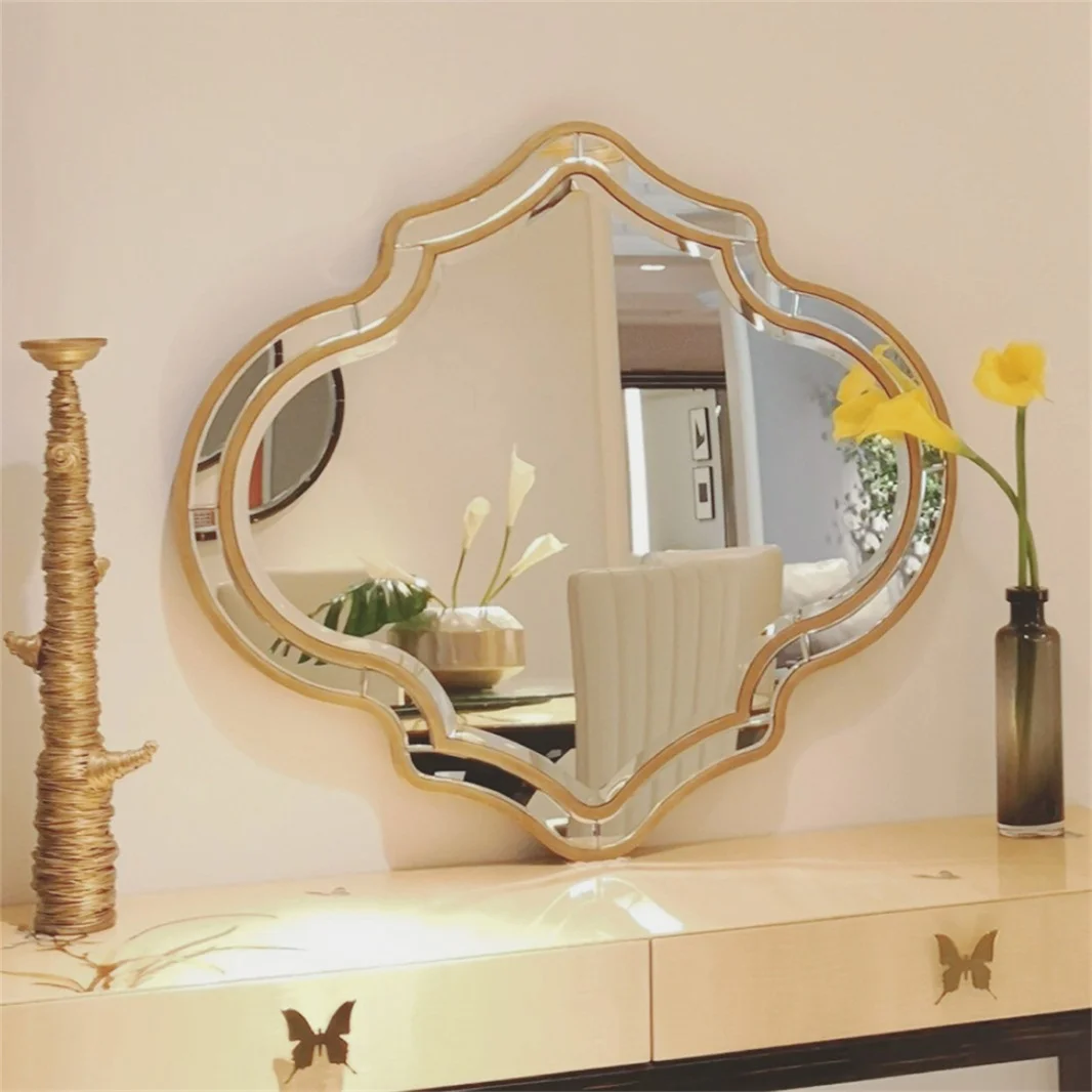Miroir Mural Doré Irrégulier - Design Moderne Salon & Entrée Miroir mural doré irrégulier dans un intérieur moderne avec canapé et plantes