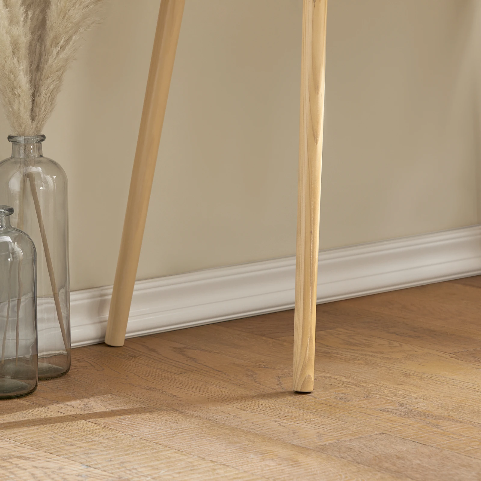 Bureau en bois et blanc dans un intérieur moderne