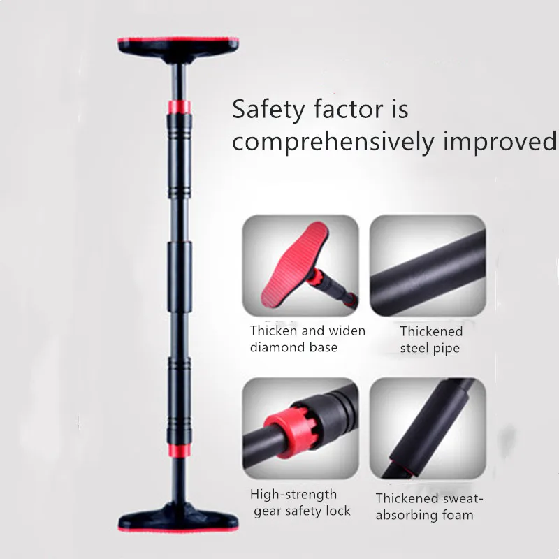 Homme faisant des tractions sur la barre de porte