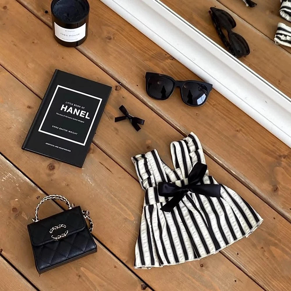 Chiot en robe princesse, vue de dos