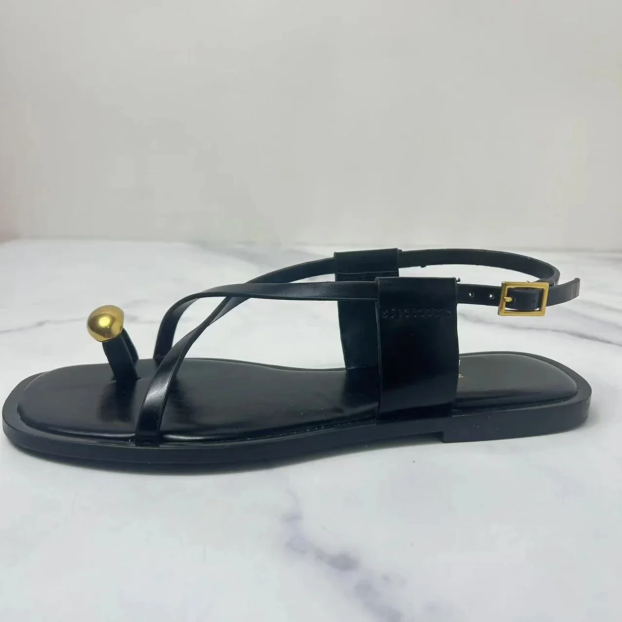 Vue de profil des sandales plates Traf Black avec semelle