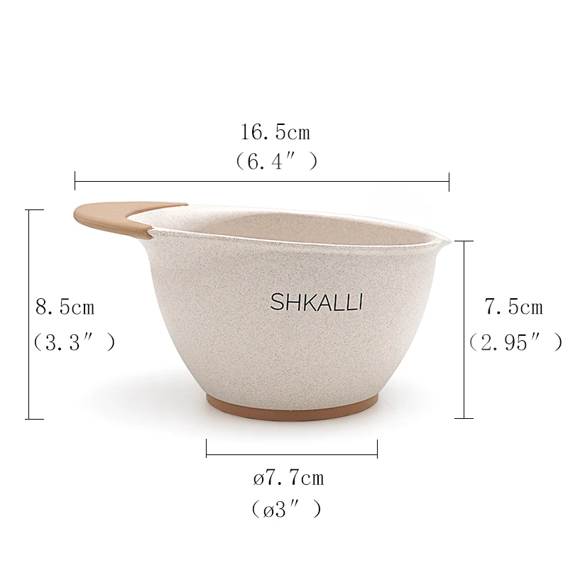 Plusieurs bols mélangeurs professionnels de différentes couleurs