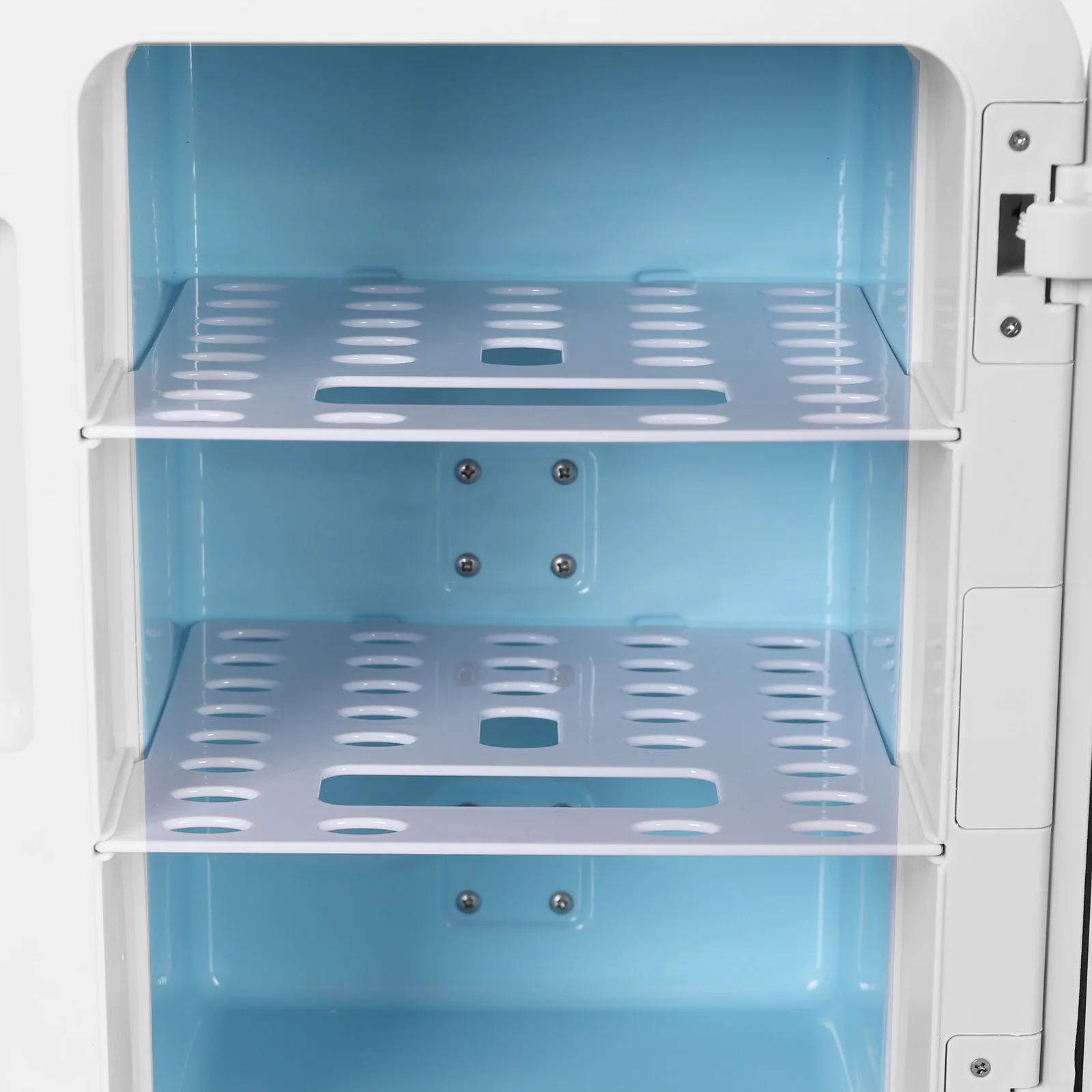 Intérieur du mini frigo avec deux étagères amovibles