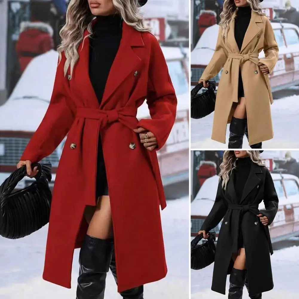 Femme portant un trench coat élégant en polyester