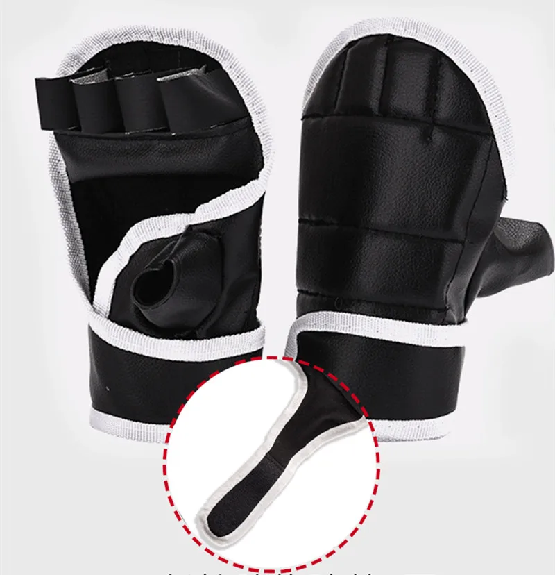 Entraînement de boxe avec des gants noirs demi-doigts
