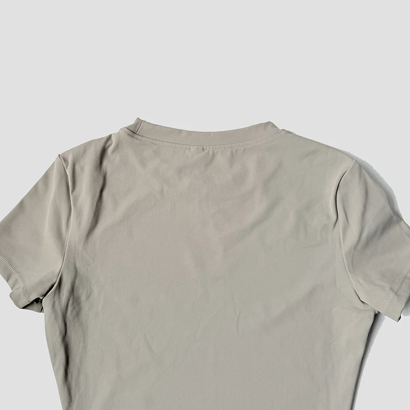 Femme faisant des exercices de fitness avec un ensemble de sport