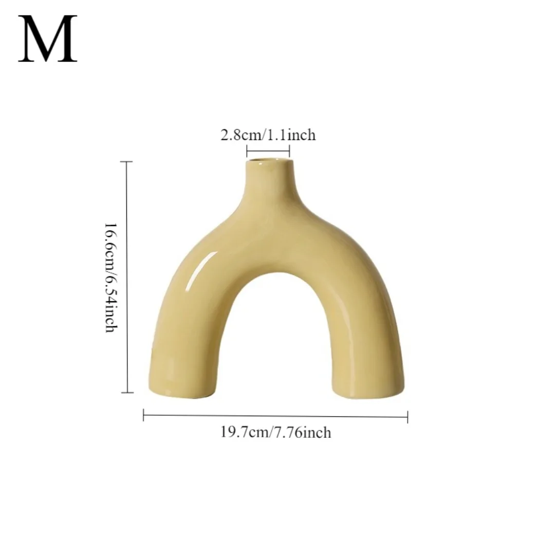 Vase céramique avec des fleurs séchées sur un meuble en bois