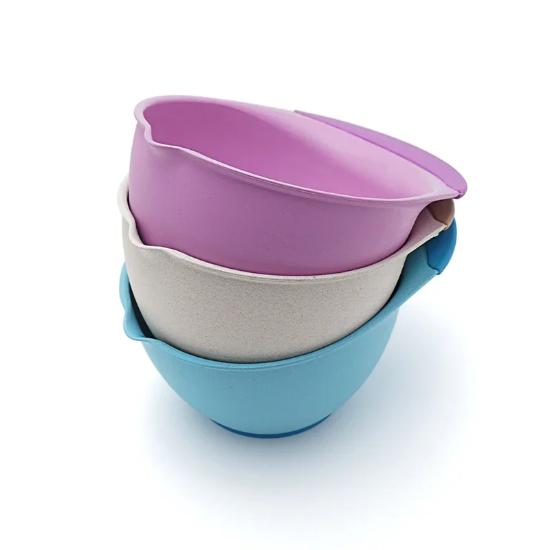 Main tenant le bol mélangeur de coiffure