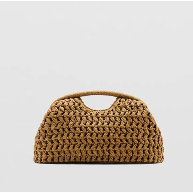 Femme avec pochette tressée style plage