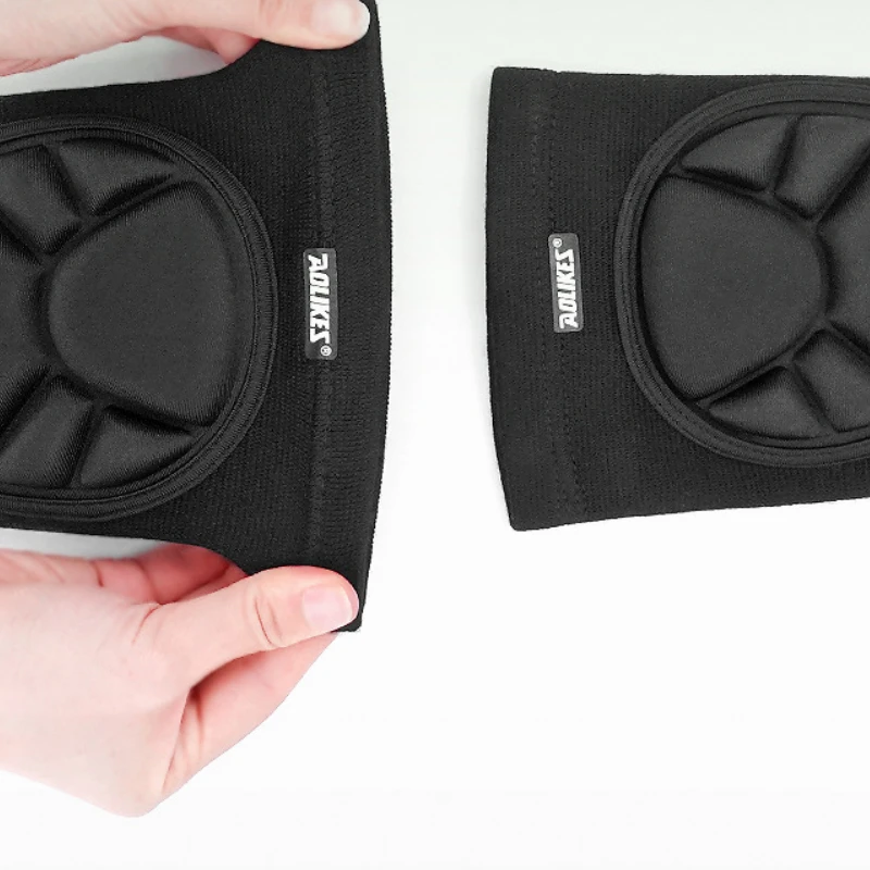 Jeux de jambes dynamiques d'un joueur de basket avec des protège-coudes