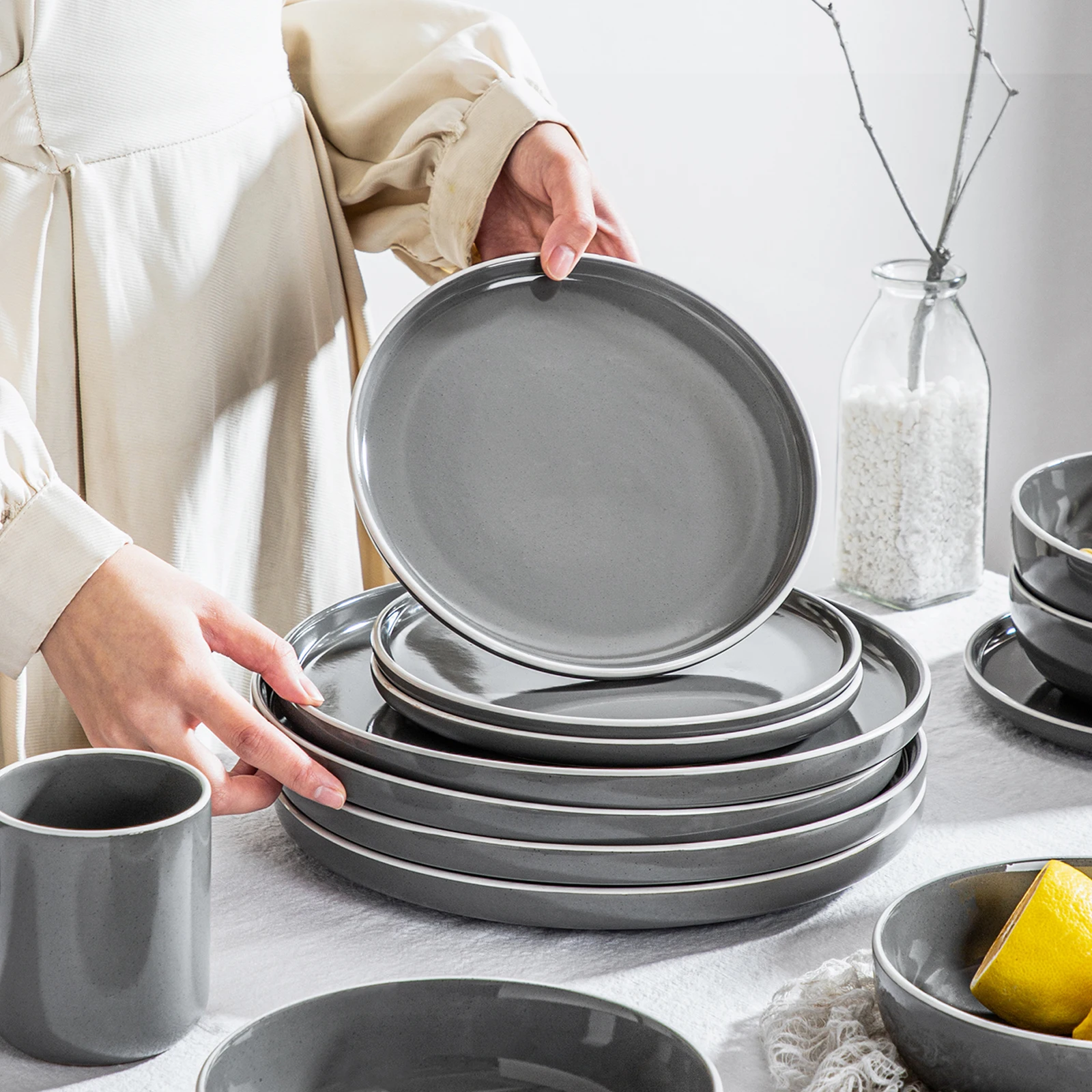 Assiettes et bols Vancasso SESAM sur table en bois