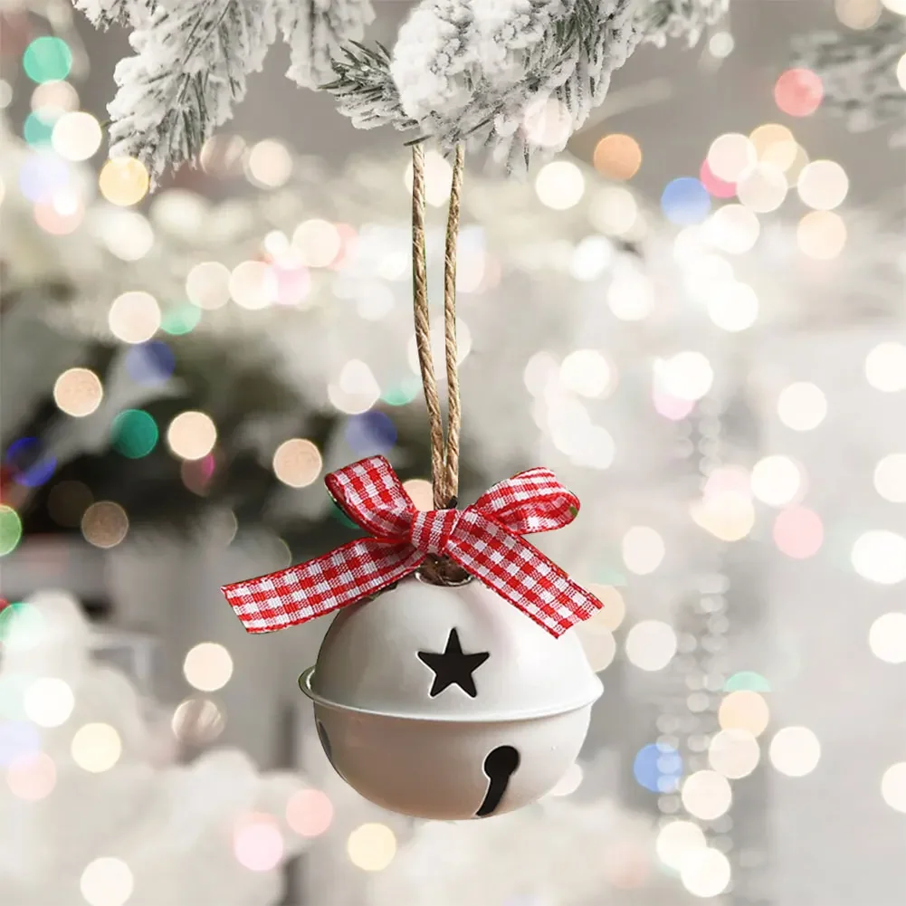 Assortiment de cloches de Noël en fer de différentes formes sur un fond flou festif