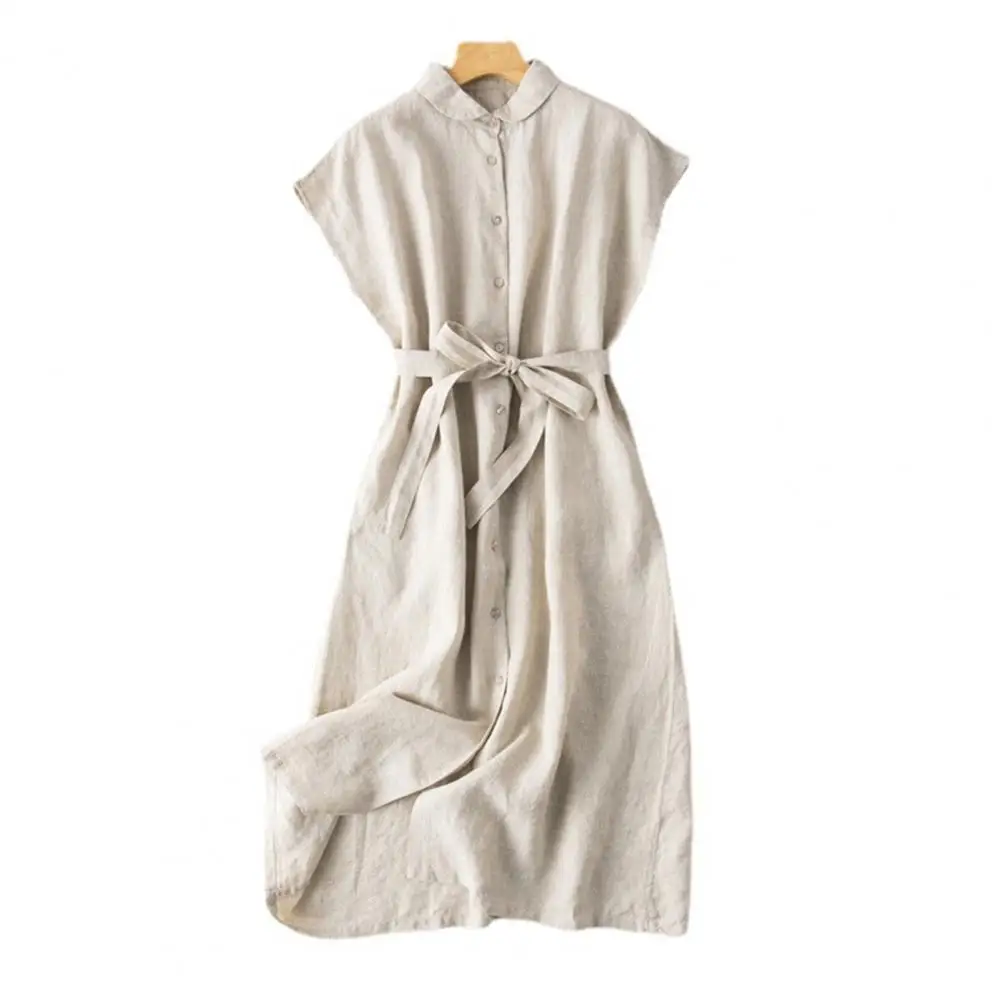 Modèle présentant la robe chemise midi en lin et coton