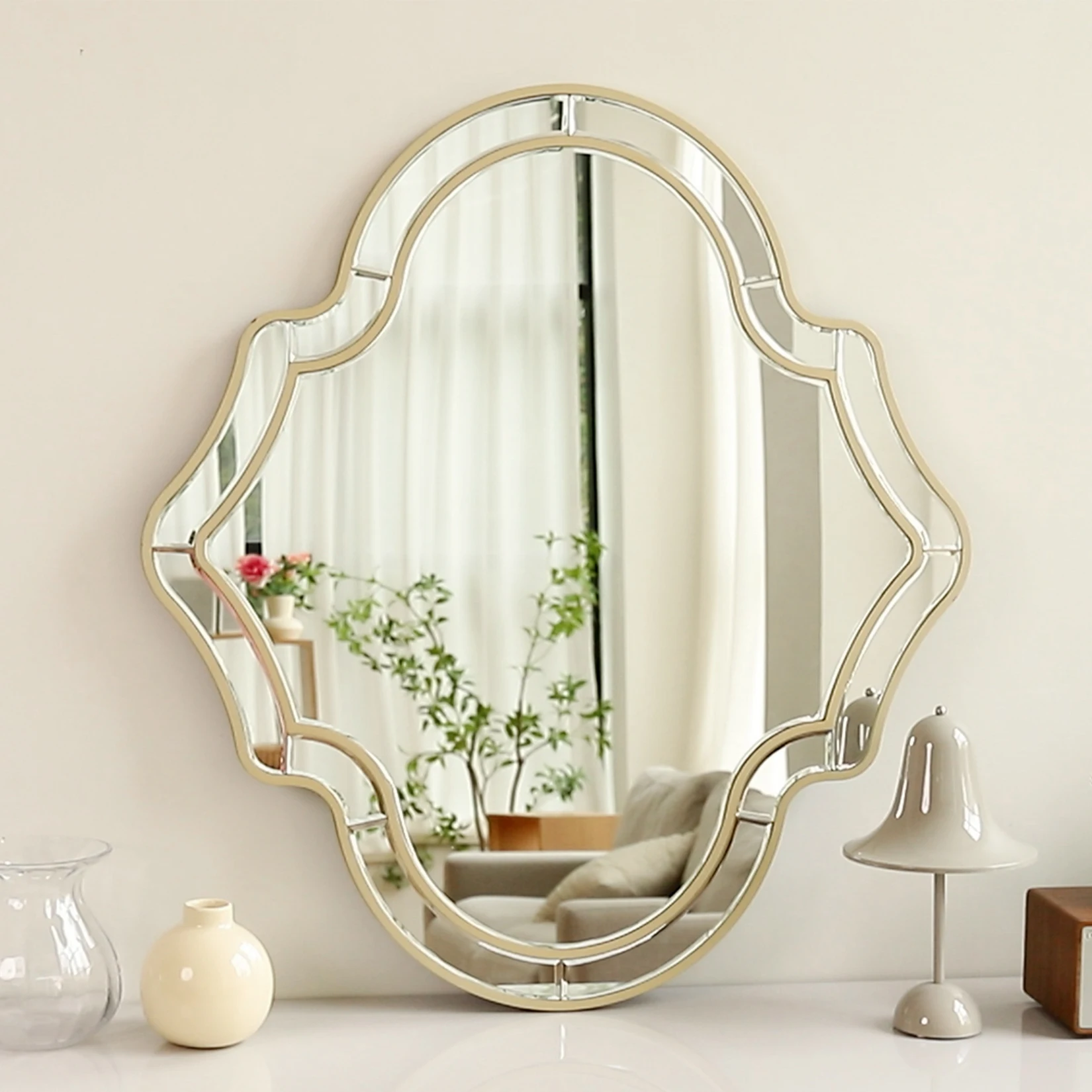 Miroir art déco avec cadre doré, vue rapprochée sur les détails de la bordure