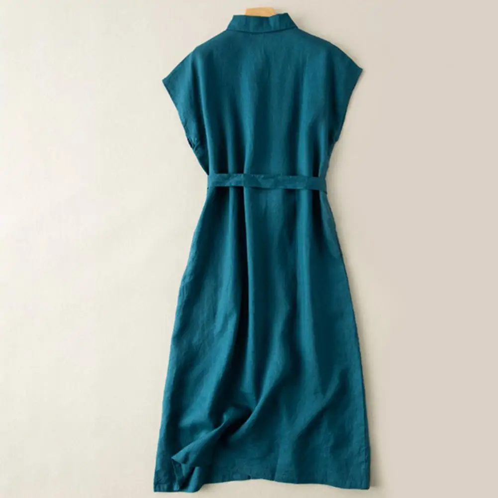 Femme de dos portant une robe chemise midi avec ceinture