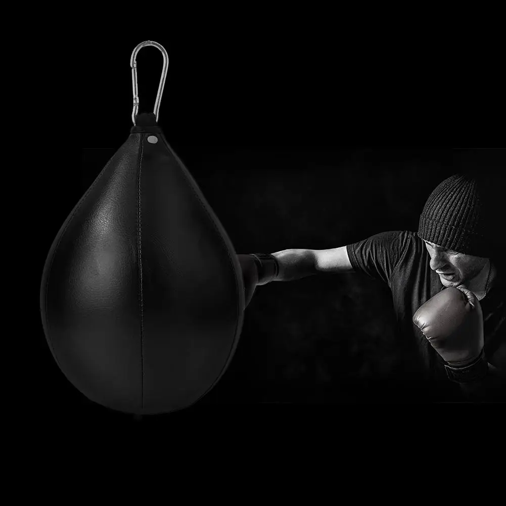 Poire de vitesse de boxe suspendue dans une salle de sport, prête à l'entraînement