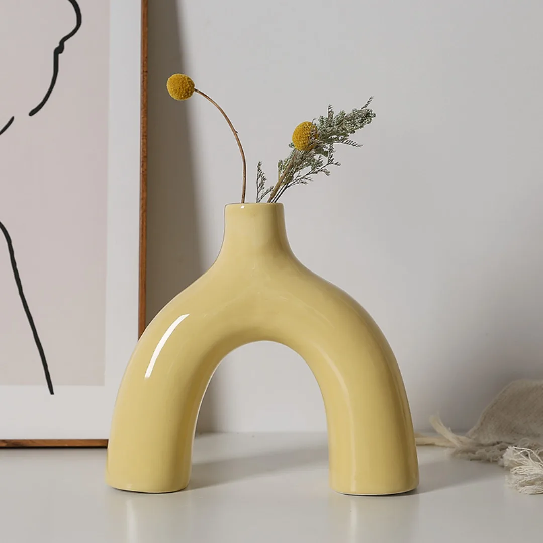 Détail de la texture du vase en céramique blanche