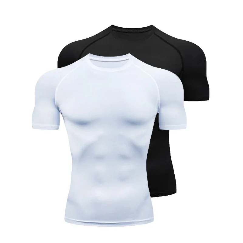 Homme portant un T-shirt de compression pour la course