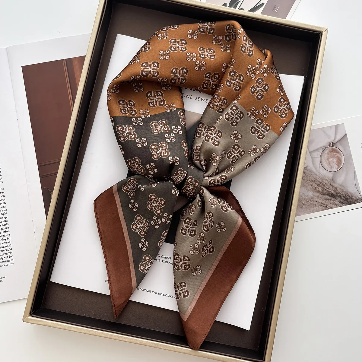 Gros plan sur la texture douce et les motifs du foulard en satin