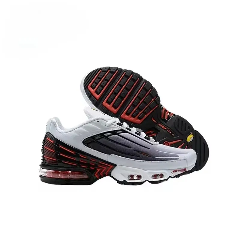 Zoom sur les sneakers Silver Black en mouvement