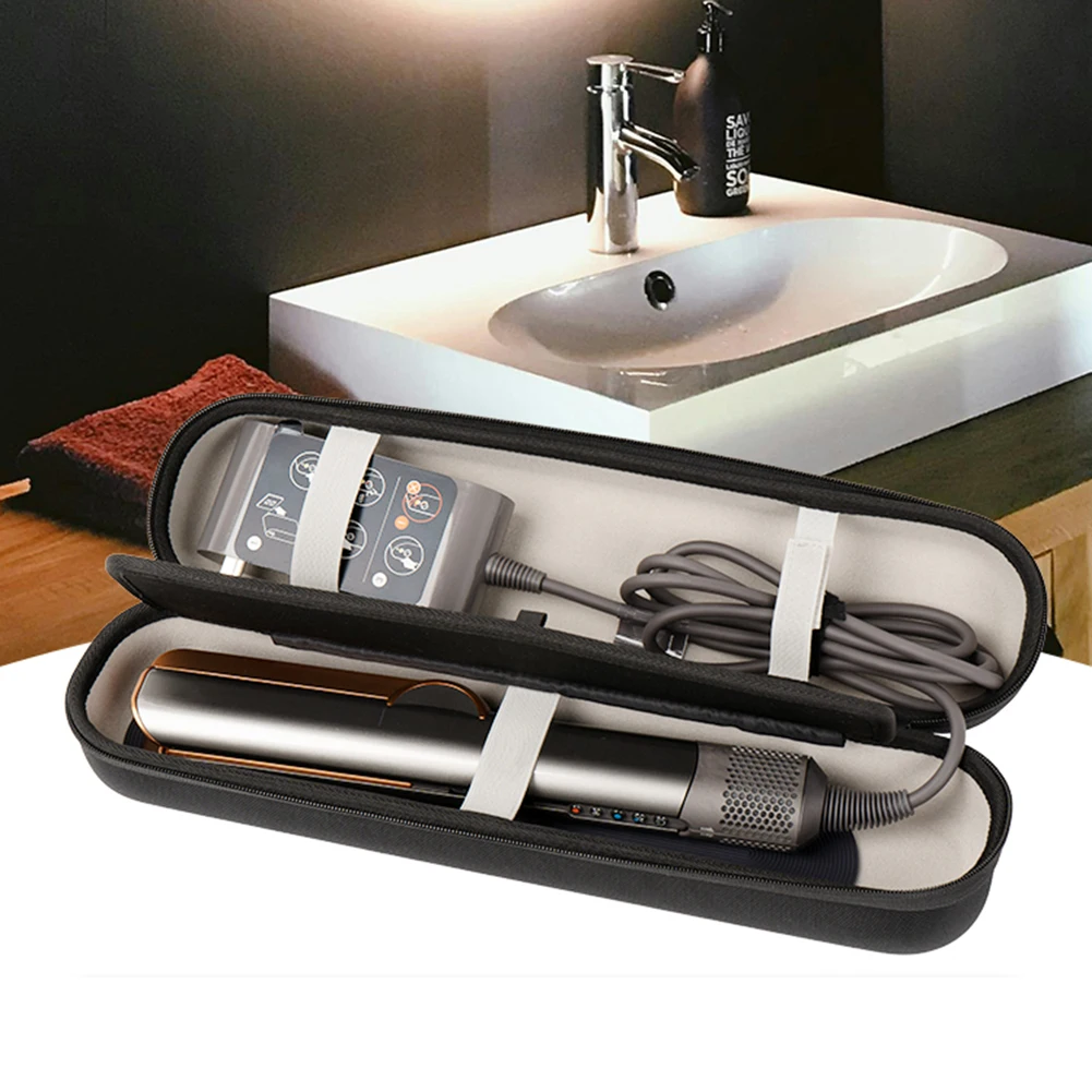 Lisseur Dyson Airstrait rangé dans sa housse de protection