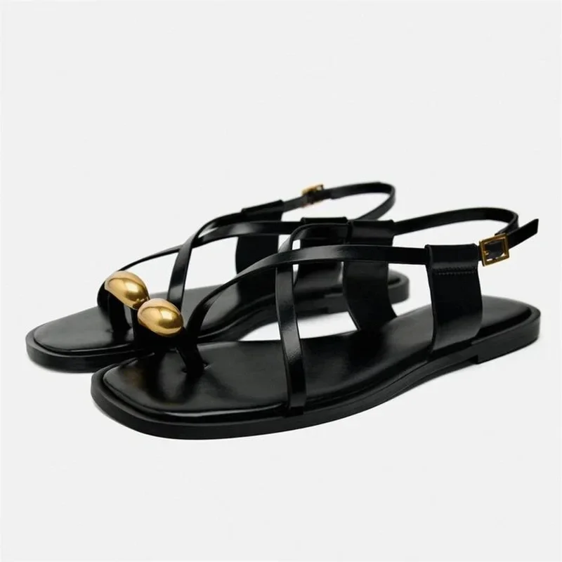 Sandales plates femme noires Traf, vue de face avec bout carré