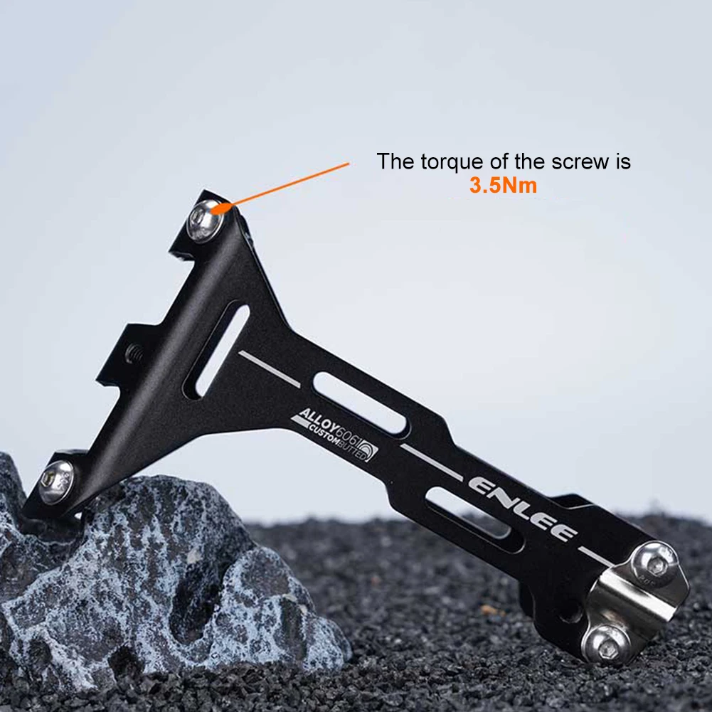 Détail de la fixation du support de bidon sur la selle de vélo