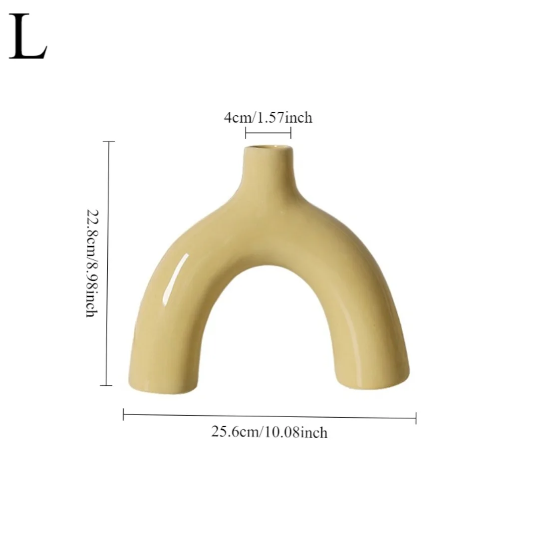Vase céramique arche sur une étagère avec d'autres décorations