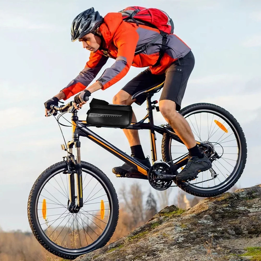 Sacoche vélo fixée sur le cadre avant
