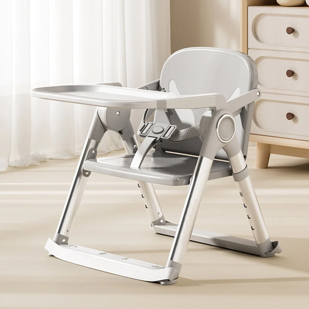 Chaise haute rehausseur bébé pliable ouverte, prête à l'emploi