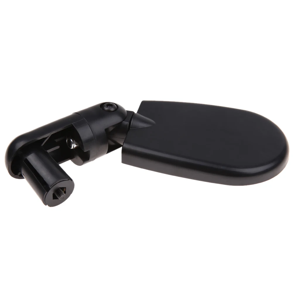 Cycliste profitant de son rétroviseur pour voir derrière lui