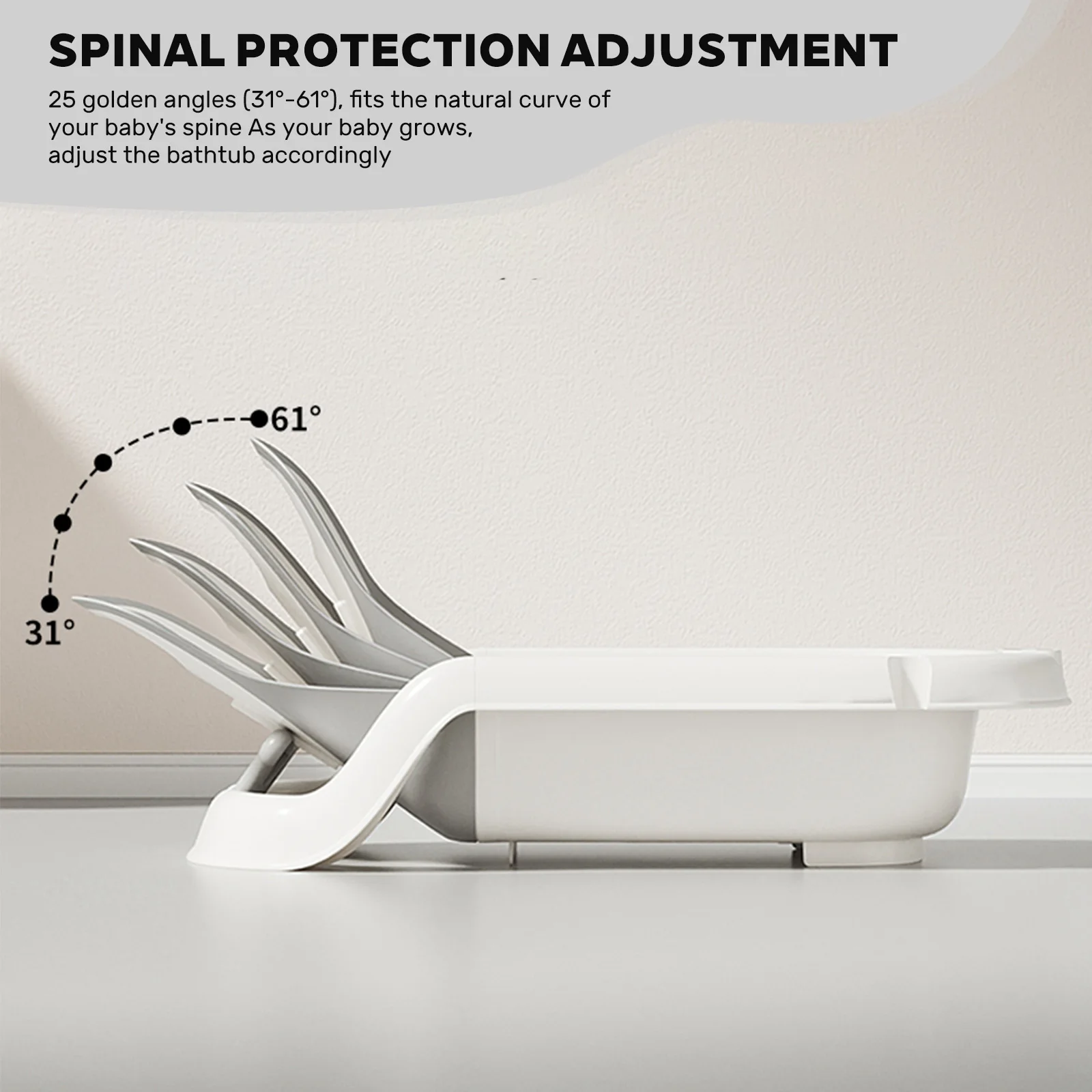 Bébé souriant profitant du bain dans une baignoire évolutive